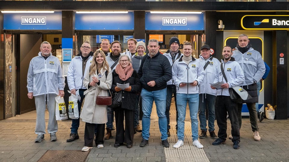 Vlaams Belang voert actie in het station van Hasselt tegen regering-De Wever